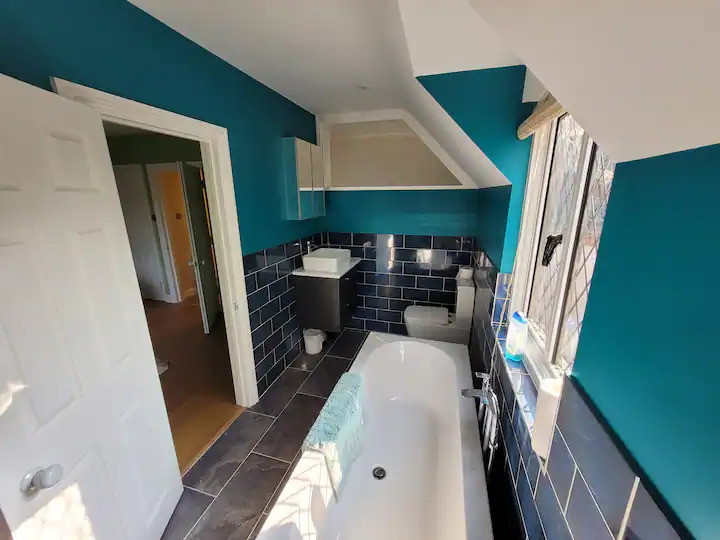 8 Bedroom Family House In Farnborough